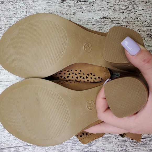 NEW Universal Thread cut out block heels - Picture 4 of 5